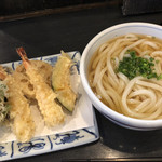 手打うどん すみた - 温かい天ぷらうどん1150円。