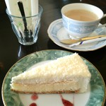 Leaf cafe - チーズケーキとカフェオレ。ケーキセットで680円。