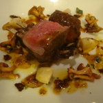 スタジオーネ フルッティフィカーレ - 仔羊ロースのロースト　バジリコソース　ジロール茸添え