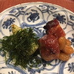 の弥七 - チャーシュー・大豆の甘煮・筍 初筍！素揚げしてありました。ホクホク。春の音連れを感じました。 チャーシューはあえて甘さを控えて、北斗の大玉大豆の甘煮と一緒にいただきます。 これはアイデア。大豆の甘煮とチャーシューって合うんですね。