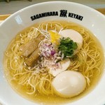 淡麗煮干塩らーめん　８００円(税込)　トッピングは豚と鶏チャー、太いメンマ、紫玉葱、青葱、短い白髪葱、柚子皮。味玉はサービスですね。