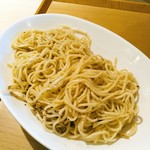 Sagamihara 欅 - ブラックペッパーと美味しい塩が振りかけられていて、底の塩だれと良く和えます。残ったスープに浸けてから食べると更に旨いがしょっぱいかも。