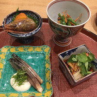 の弥七 - 前菜４種：よだれ鶏・鯖の燻製・ボタン海老の老酒漬け・インゲンと桜エビの和え物 よだれ鶏は、鶏がしっとりとしていて、ほどよい辛さ。鯖は燻製にしてあるので香りがいい。 ボタン海老の老酒漬けは初めて。クセがなく美味しいです。ボタン海老の下には卵黄の紹興酒漬け。 これは、お酒欲しくなりますね。ちびちびいきたい感じ。インゲンと桜エビの和え物は、桜エビが香ばしい。 インゲンも上げてあるのかな。これ好みです。