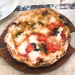 POSILLIPO cucina meridionale - ハーフ＆ハーフのピザ 
      パタータボッタルガとマルゲリータ