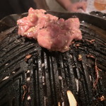 炭火兜ひつじ - お肉を焼いているところ
