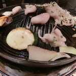 炭火兜ひつじ - お肉と野菜を焼いているところ