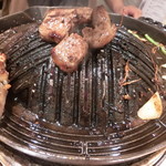 炭火兜ひつじ - お肉を焼いているところ