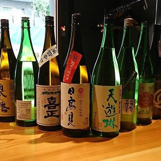 季節によって選りすぐった日本酒やこだわり焼酎各種あり