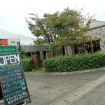 マークオーレカフェ - 石貼りの外壁