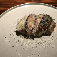 CONCA - 自家製サルシッチャ。上には、きのことマッシュポテトのっています