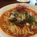 人力俥 - 立体感のあるネギと糸唐辛子、キレイにたたまれた中細麺が美しい！