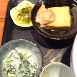 むちゃく - 小鉢とお漬け物（小鉢は厚揚げと鶏肉の煮物、ツナと春菊のマヨネーズ和え）