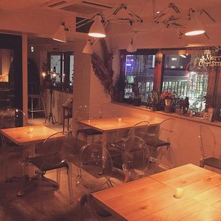 夜は照明を落としてバーのような雰囲気に♪