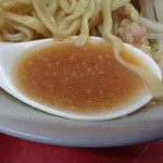 ラーメン二郎 - レンゲですくうと