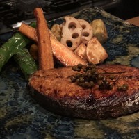 大どころ - 鰆（8.7ｋｇ）の山椒醤油焼き・・輪切りにされた「鰆」は立派な大きさ。 焼き野菜（かぼちゃ・蕪・人参・万願寺唐辛子・茄子・蓮根）などもタップリ。 自家製肉みそとアラスカの塩も添えられています。