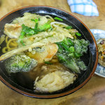 ひなたうどん - 「野菜天うどん」（500円）と「山菜めし」（100円）。