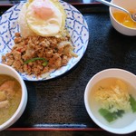 セップ‥! イリー - ・「ランチJ ガパオ＋ゲーンキョウワーンガイセット(\950)」