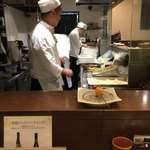 串揚げ 串亭 - 次々と間合いが良い揚げ方をしてくださるのでカウンターは最高です！