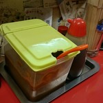 味一品 - 手前＝からしみそタレ 赤キャップ＝醤油タレ