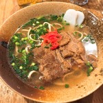 ハモニカ・クイナ - ソーキそば麺少なめ(700円)