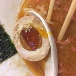 すずめ食堂 - 味玉を半分食べた図