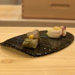 千代田 鮨 菖蒲 - 前菜(ふろふきイチジクの白みそ和え、甘エビのおぼろ昆布巻き)