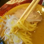 中華そば 秋生 - えび塩は中太麺です