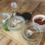 ブラウンオニオンカレーファクトリー - 卓上備品の様子。