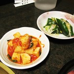 炭火焼肉 米沢亭 - カクテキ、キュウリ。