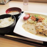 大津サービスエリア 上り線 フードコート - ハンバーグ＆鶏唐揚げ定食。900円