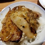Nikusukishabu To Wain To Akita No Jizake Akifuji - 炭火焼き豚のせご飯