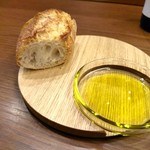 両忘 - バケット･･･ イタリアのオリーブオイルにて。お皿が新しくなってました♪