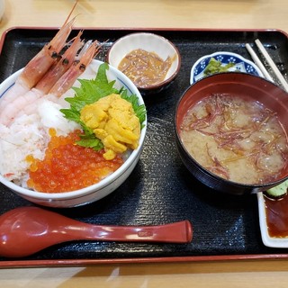 どんぶり横丁市場内でおすすめのグルメ情報をご紹介 食べログ どんぶり横丁市場内でおすすめのグルメ情報をご紹介 食べログ