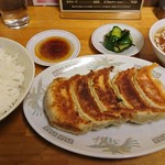 中華料理 鳳凰 - 「ギョーザライス」(¥700-税込)の全景です。中華スープと香の物が付いてきます。