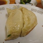 中華料理 鳳凰 - 焼目の裏側です。モチッとしてて美味しい皮ですよ。