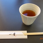 一幸 - 初めにお茶と割り箸が運ばれてきた