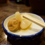 丸五 - テーブル上にあって自由に食べていい梅干しと辣韮