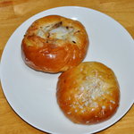 Noragama Kafe Nora - 焼きカレーとオニオン・ベーコンのパン（各140円）