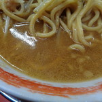 麺でる - この中に豚の旨みが！