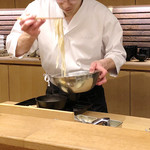 白 - 二八饂飩を調理する2番手さん