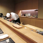 白 - 店内はカウンターとテーブル('18.12月中旬)