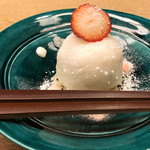 白 - 9【菓子】かおりの雪餅 苺 百合根 酒粕風味