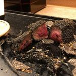 白 - 6.大和牛 漆黒揚げ 絶妙な火入れ