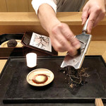 白 - 黒トリュフをスライスする店主