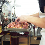 ペレグリーノ - モデナの山奥で飼育されるモーラ・ロマニョーラ黒豚の腿肉の生ハムに、トルタフリットをあわせて