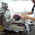 ペレグリーノ - モデナの山奥で飼育されるモーラ・ロマニョーラ黒豚の腿肉の生ハム