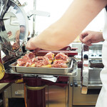 ペレグリーノ - モデナの山奥で飼育されるモーラ・ロマニョーラ黒豚の腿肉の生ハムに、トルタフリットをあわせて