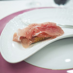 ペレグリーノ - パルマ黒豚で作られた最高のクラテッロ・ジベッロ（クラテッロ・ネロ）と北イタリアのピエモンテの良質な発酵バターと平焼きパンの組み合わせ