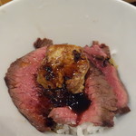 らーめん 稲荷屋 - ロッシーニ丼、ペリグリーソース（鴨フォアグラソテーと国産牛もものローストビーフ丼）
