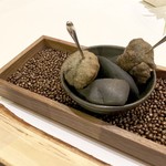 メニューに無かった品（黒米の中はソーセージ）